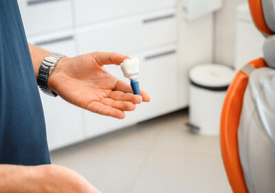 Как выбрать клинику для имплантации зубов и не пожалеть: чек-лист