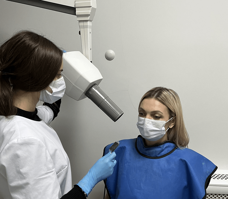 Zdjęcie zęba wykonane w 2022 roku przez Trophy IRIX-70 X-ray maszyna w klinice Dudko i Synowie