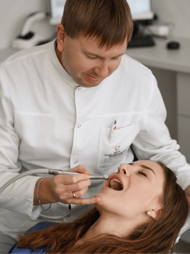 Ein Patient bei einer ästhetischen Zahnbehandlung in der Dudko und Söhne Klinik