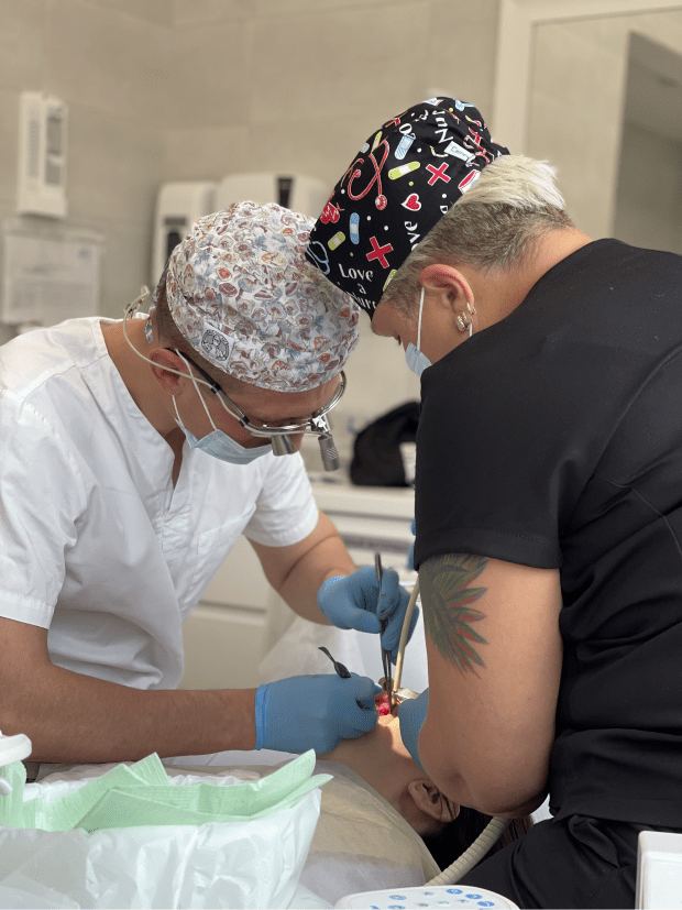 Implantologe Dr. Yaroslav Elovoy während der Untersuchung der Wiederimplantation